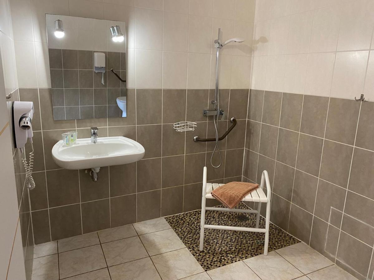 Logis La Chaumière Hotel 2*